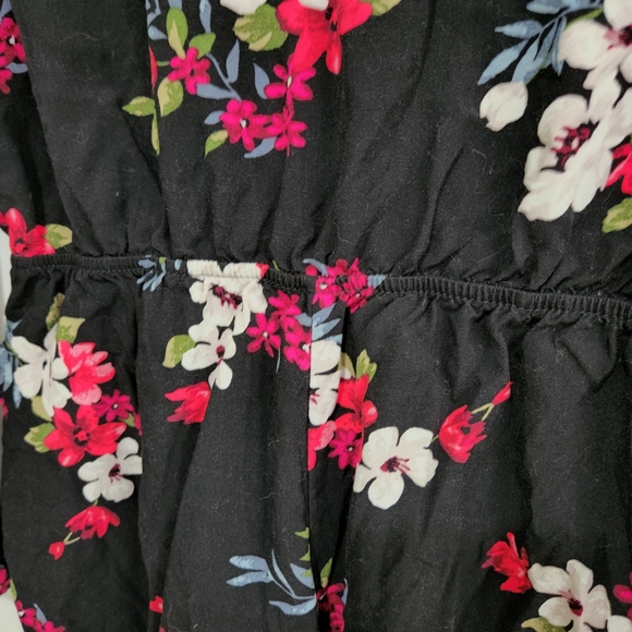 Pretty floral shorts jumpsuit. Size large. - Picture 7 of 8